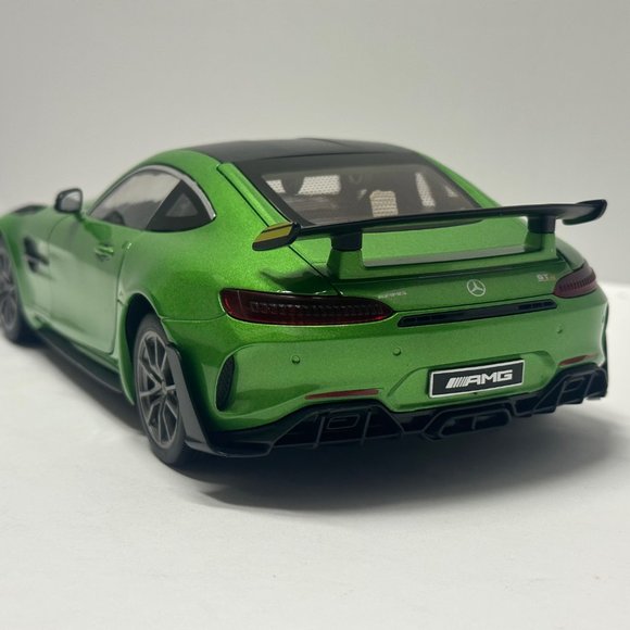 1:18 Mercedes-Benz GT-R Diecast Green Metal with LED lights - Picture 4 of 12